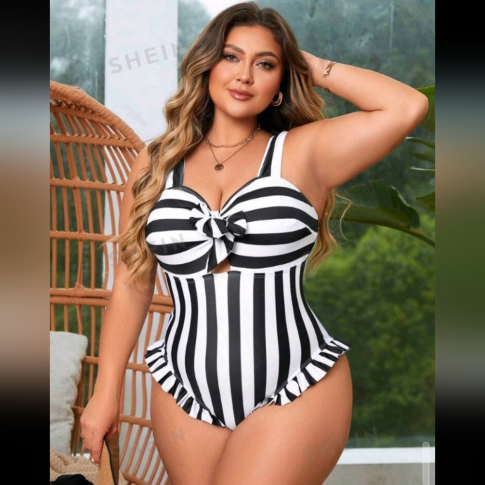 Women's Plus Size Color Block Striped Swimsuit With Bow Detail